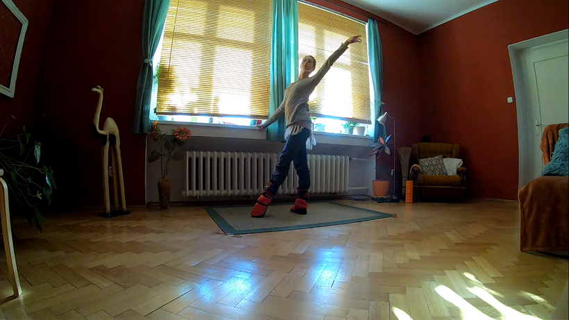 Blanka Tasi v obývacím pokoji při pravidelném ranním online tréninku baletu Severočeského divadla. Foto: soukr. archiv.